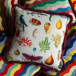 Grand Tour by Vito Nesta Cabinet De Curiosités Cuscino in velluto con elementi naturali #1><noscript><img width=