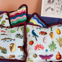 Grand Tour by Vito Nesta Cabinet De Curiosités Cuscino in velluto con elementi naturali #1><noscript><img width=