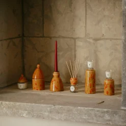 Carola fra i Trulli Candeliere in ceramica caramello con 4 candele profumate><noscript><img width=