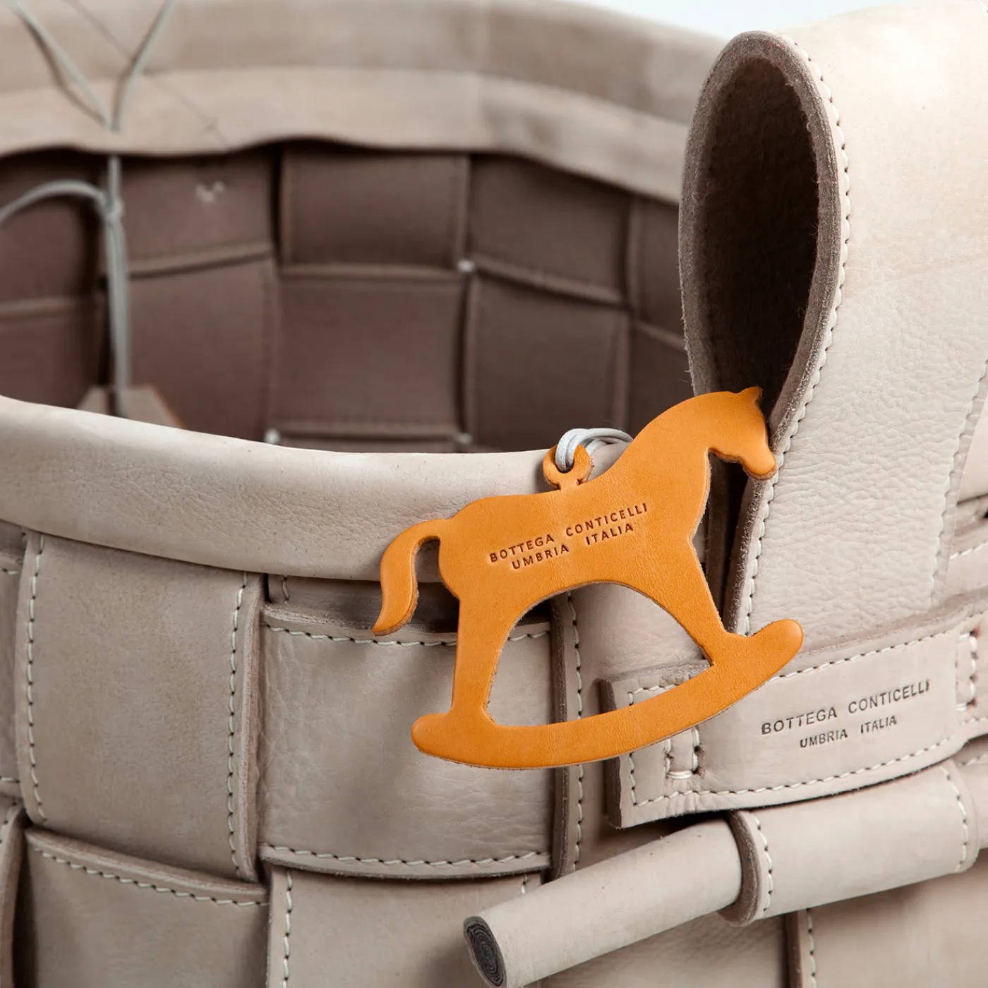 Bottega Conticelli Cestino in pelle intrecciata grigio> Ceste