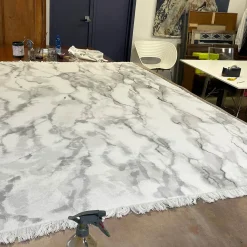 Villa Como Coperta dipinta a mano grigia con frange Marmo><noscript><img width=