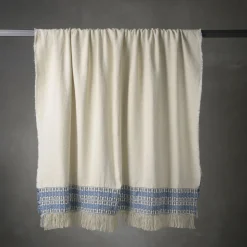 The House of Lyria Coperta Feaci ricamata in bianco e blu><noscript><img width=