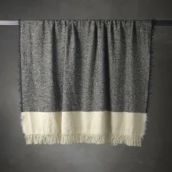 The House of Lyria Coperta Hela con frange grigio scuro e beige><noscript><img width=