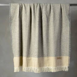 The House of Lyria Coperta Hela con frange grigio chiaro e beige><noscript><img width=