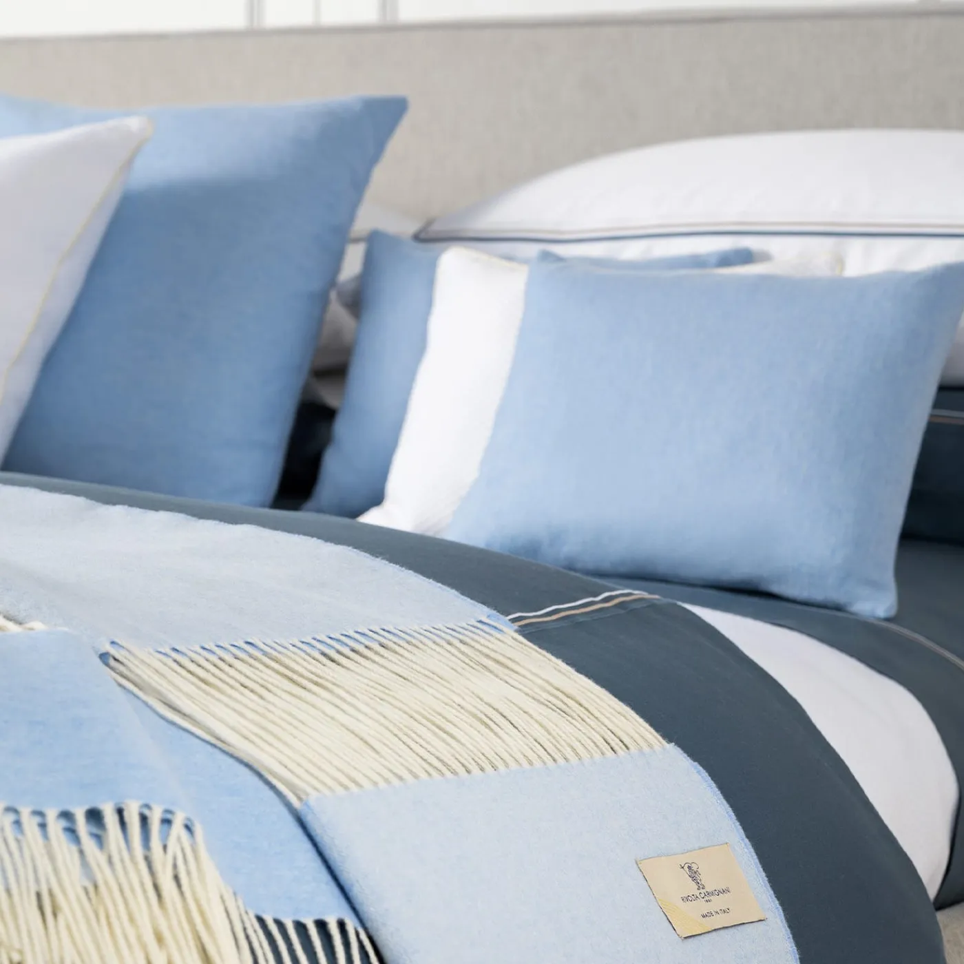 Rivolta Carmignani Coperta piccola azzurra con frange Defilé> Coperte