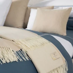 Rivolta Carmignani Coperta piccola beige con frange Defilé><noscript><img width=