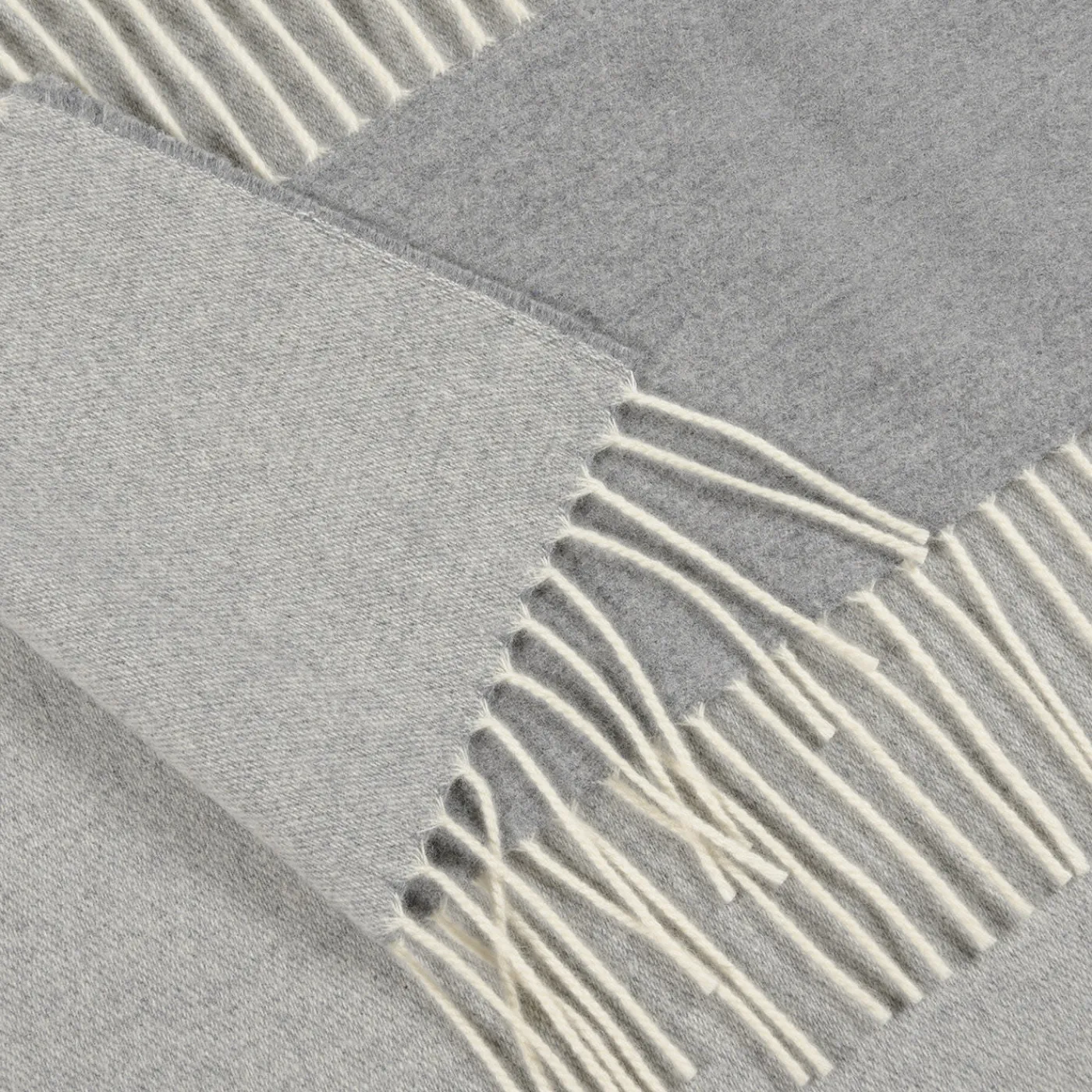 Rivolta Carmignani Coperta piccola grigia con frange Defilé> Coperte