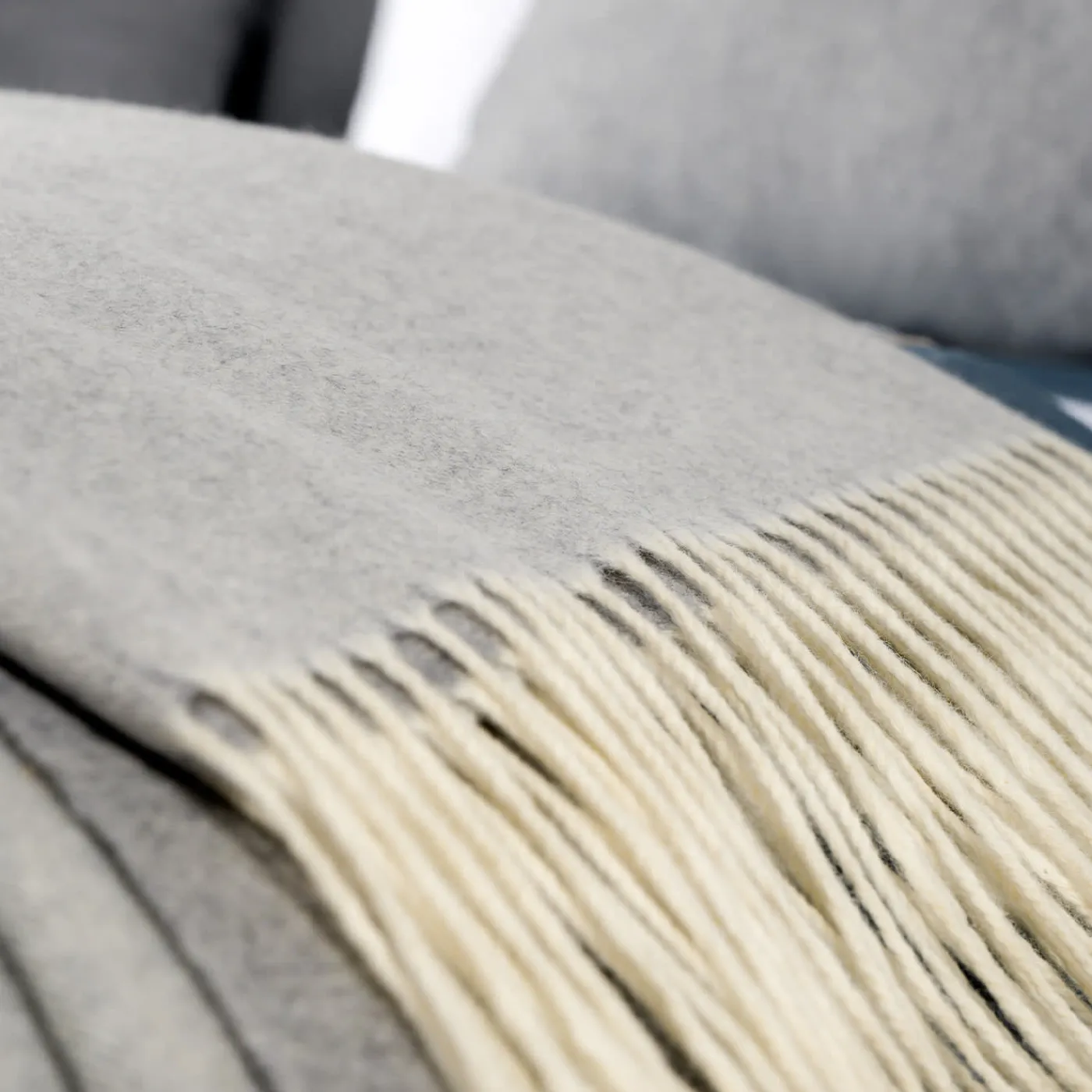 Rivolta Carmignani Coperta piccola grigia con frange Defilé> Coperte