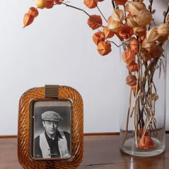 Bottega Veneziana Cornice con Struttura in Ottone Opaco e Vetro a Torciglione Ambra><noscript><img width=