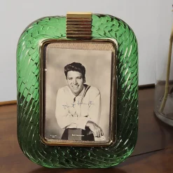 Bottega Veneziana Cornice con Struttura in Ottone Lucido e Vetro a Torciglione Verde Smeraldo><noscript><img width=