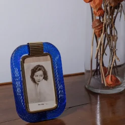 Bottega Veneziana Cornice con Struttura in Ottone Lucido e Vetro a Torciglione Blu><noscript><img width=