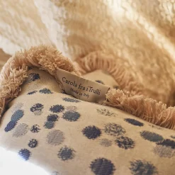 Carola fra i Trulli Cuscino grande con frange celesti e blu> Cuscini