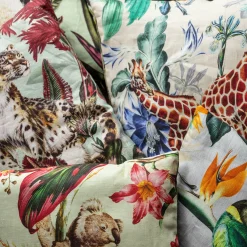 Grand Tour by Vito Nesta Cuscino in lino Animalia con Koala e fiori rosa><noscript><img width=