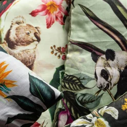 Grand Tour by Vito Nesta Cuscino in lino Animalia con Koala e fiori rosa><noscript><img width=