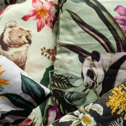 Grand Tour by Vito Nesta Cuscino in lino Animalia con panda e fiori viola><noscript><img width=