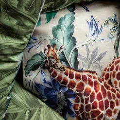 Grand Tour by Vito Nesta Cuscino in lino Animalia con giraffe e fiori blu><noscript><img width=