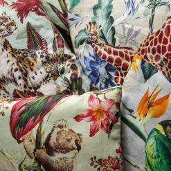 Grand Tour by Vito Nesta Cuscino in lino Animalia con giraffe e fiori blu><noscript><img width=