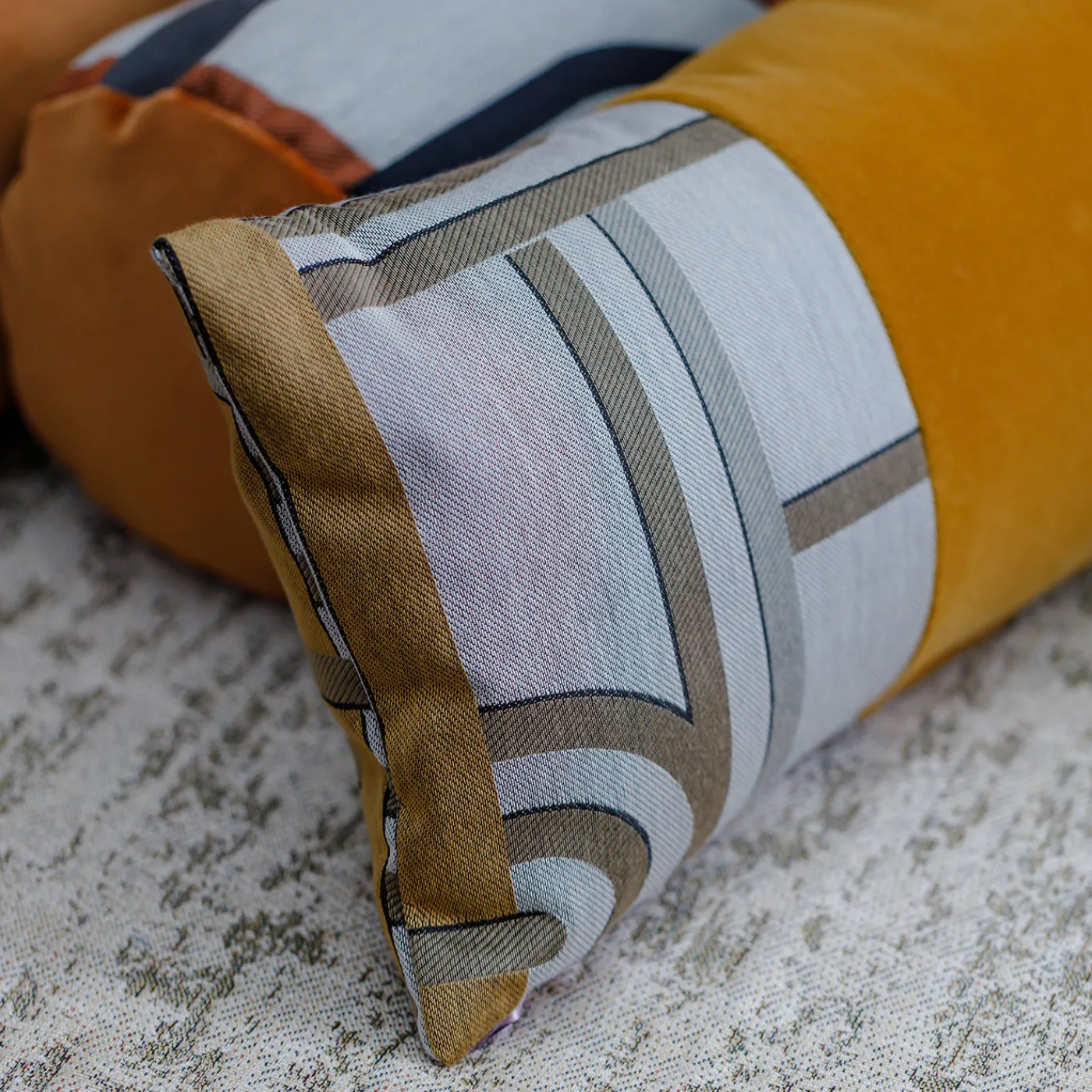 l'Opificio Cuscino in velluto giallo Les Intrigues con fascia rettangolare> Cuscini