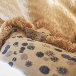 Carola fra i Trulli Cuscino piccolo Celeste e frange blu><noscript><img width=