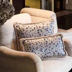 Carola fra i Trulli Cuscino piccolo Celeste e frange blu><noscript><img width=