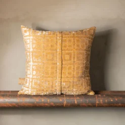 The House of Lyria Cuscino quadrato Celidonia in velluto jacquard dorato><noscript><img width=