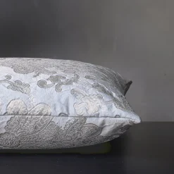 The House of Lyria Cuscino quadrato floreale grigio Ortensia><noscript><img width=