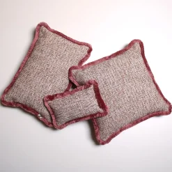 Villa Como Cuscino Quadrato in Bouclé Rosa con Frange><noscript><img width=