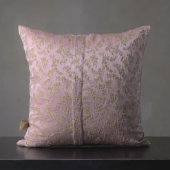 The House of Lyria Cuscino quadrato Ledbetter in jacquard floreale rosa e oro><noscript><img width=