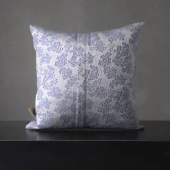 The House of Lyria Cuscino quadrato Murcia in jacquard floreale argentato e blu><noscript><img width=