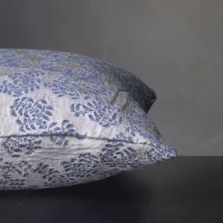 The House of Lyria Cuscino quadrato Murcia in jacquard floreale argentato e blu><noscript><img width=