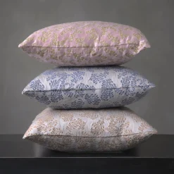 The House of Lyria Cuscino quadrato Murcia in jacquard floreale argentato e blu><noscript><img width=