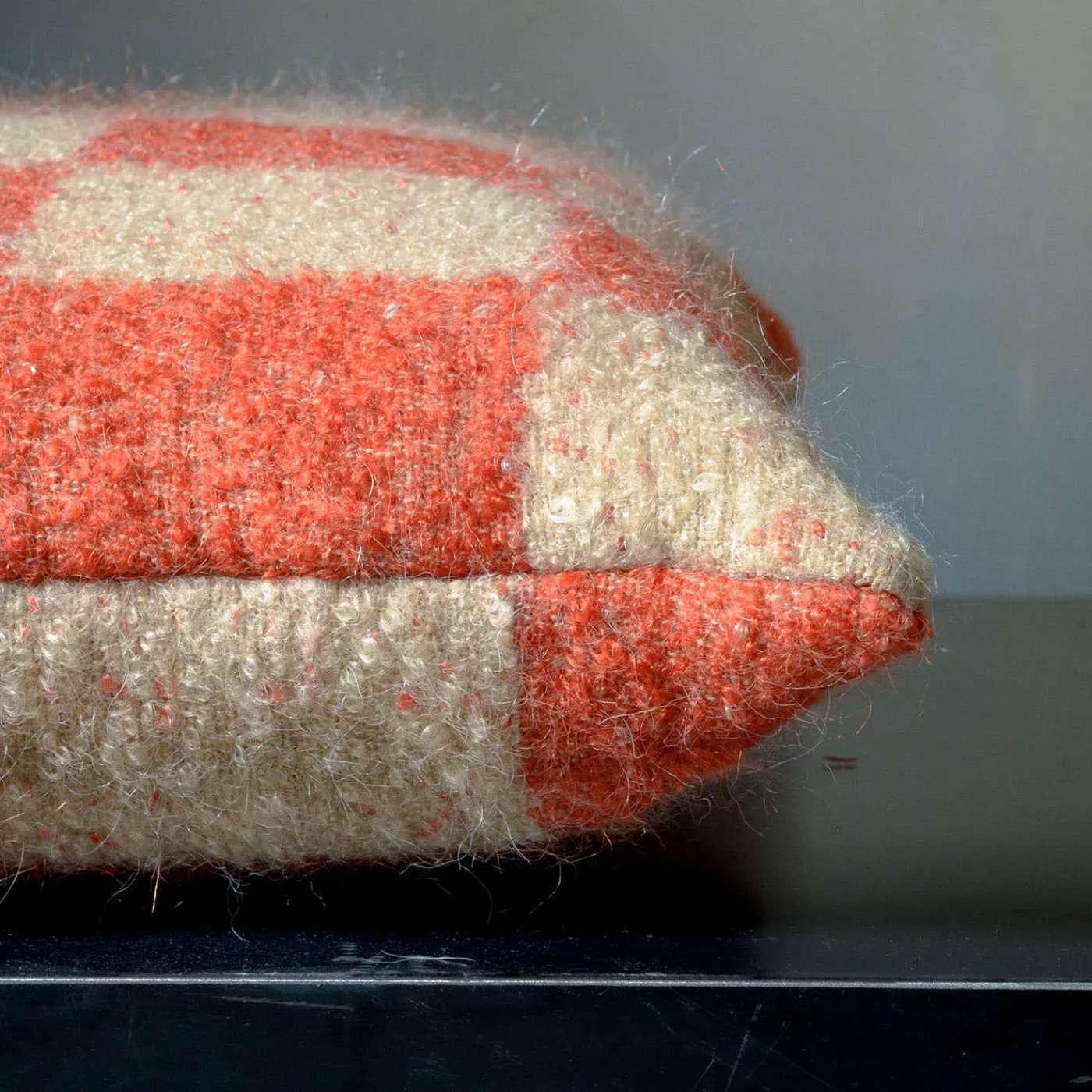 The House of Lyria Cuscino quadrato Ronce a scacchi arancione e beige in mohair> Cuscini