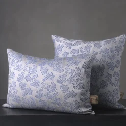The House of Lyria Cuscino rettangolare in jacquard blu e argentato con motivo floreale Murcia><noscript><img width=