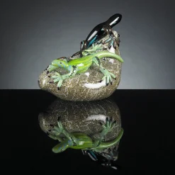 VGnewtrend Due lucertole verdi di vetro su pietra><noscript><img width=