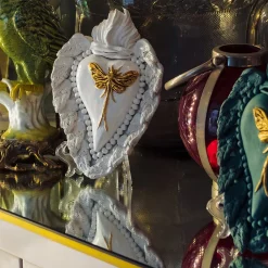 Cuore di Argilla Ephemerus indossa un cuore in ceramica dorata><noscript><img width=