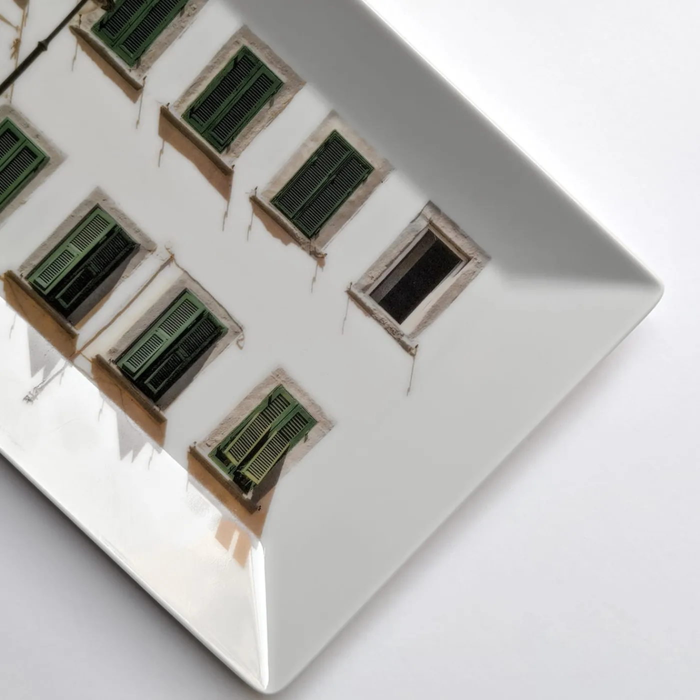 Grand Tour by Vito Nesta La Finestra Sul Cortile Piccola Videopoche rettangolare in porcellana #3> Svuotatasche