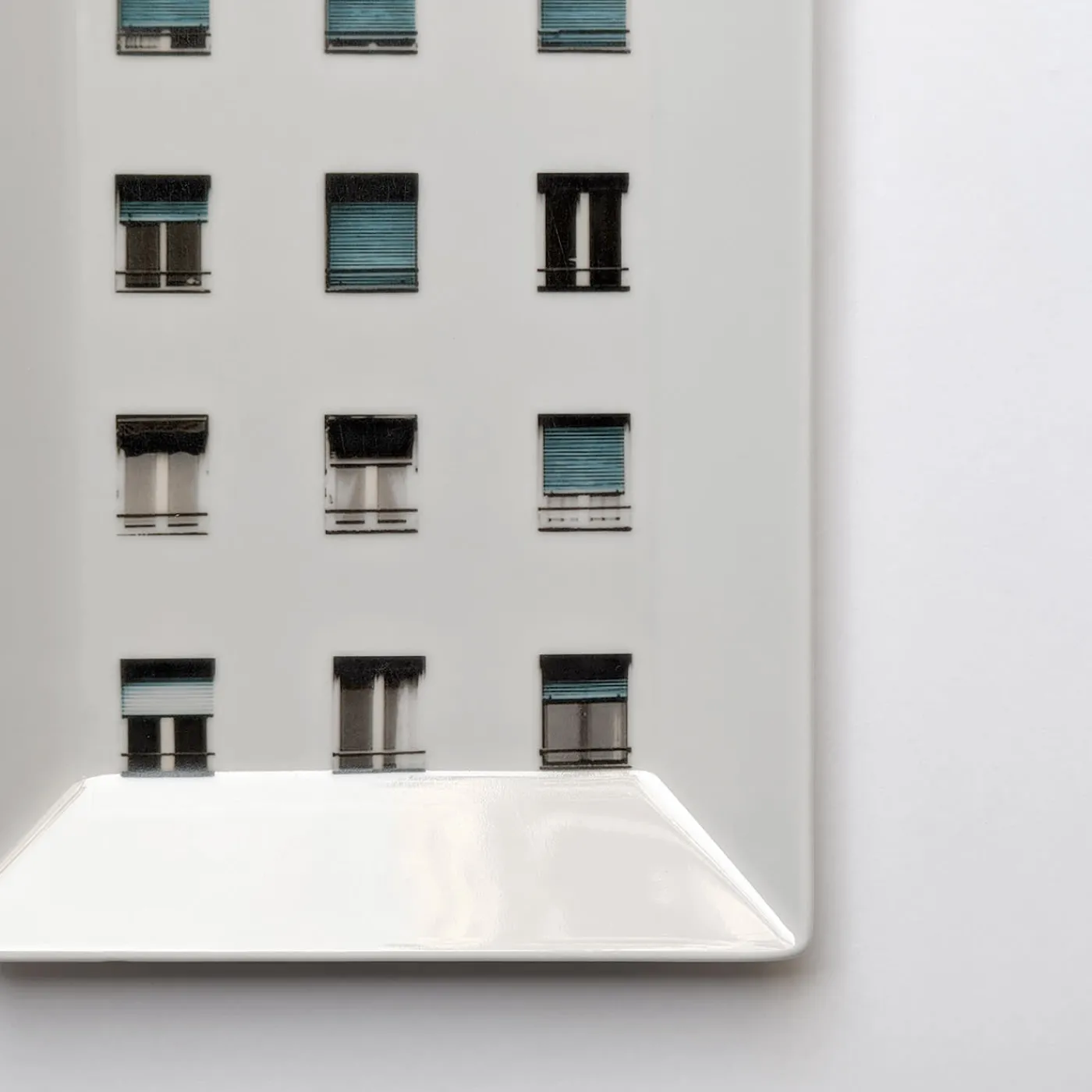 Grand Tour by Vito Nesta La Finestra Sul Cortile Piccola Videopoche rettangolare in porcellana #1> Svuotatasche