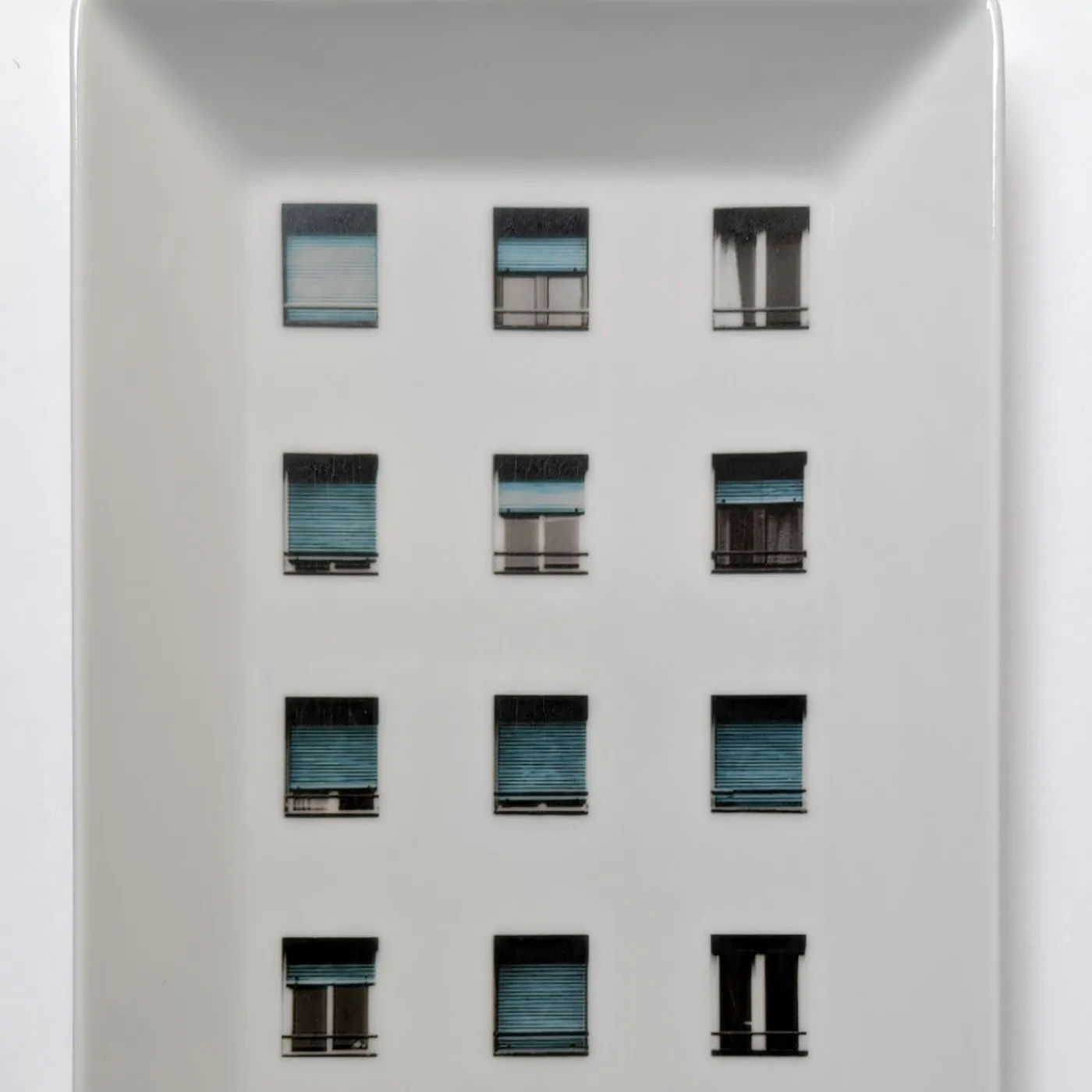 Grand Tour by Vito Nesta La Finestra Sul Cortile Piccola Videopoche rettangolare in porcellana #1> Svuotatasche