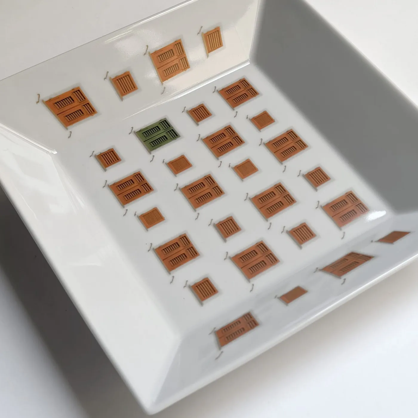 Grand Tour by Vito Nesta La Finestra Sul Cortile Piccolo Quadrato in porcellana Videopoche #1> Svuotatasche