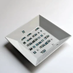 Grand Tour by Vito Nesta La Finestra Sul Cortile Piccolo Videopoche quadrata in porcellana #3> Svuotatasche