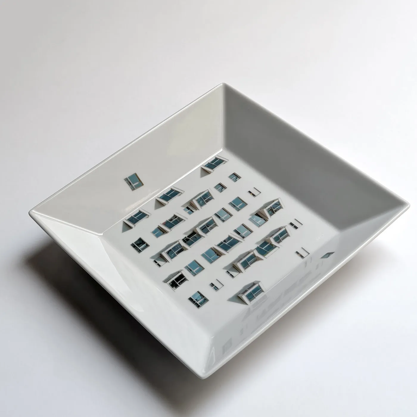 Grand Tour by Vito Nesta La Finestra Sul Cortile Piccolo Videopoche quadrata in porcellana #3> Svuotatasche