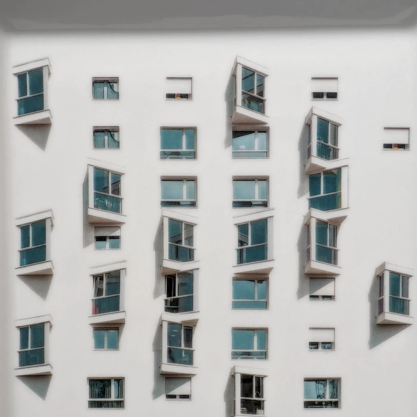 Grand Tour by Vito Nesta La Finestra Sul Cortile Piccolo Videopoche quadrata in porcellana #3> Svuotatasche