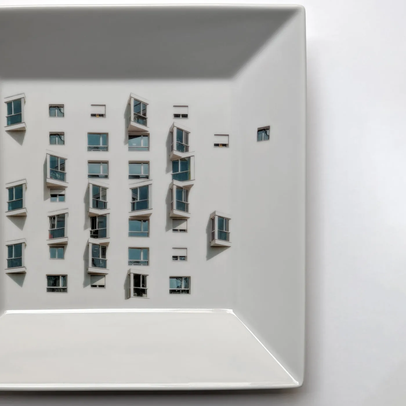 Grand Tour by Vito Nesta La Finestra Sul Cortile Piccolo Videopoche quadrata in porcellana #3> Svuotatasche