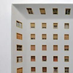 Grand Tour by Vito Nesta La Finestra Sul Cortile Videopoche quadrata grande in porcellana #3><noscript><img width=