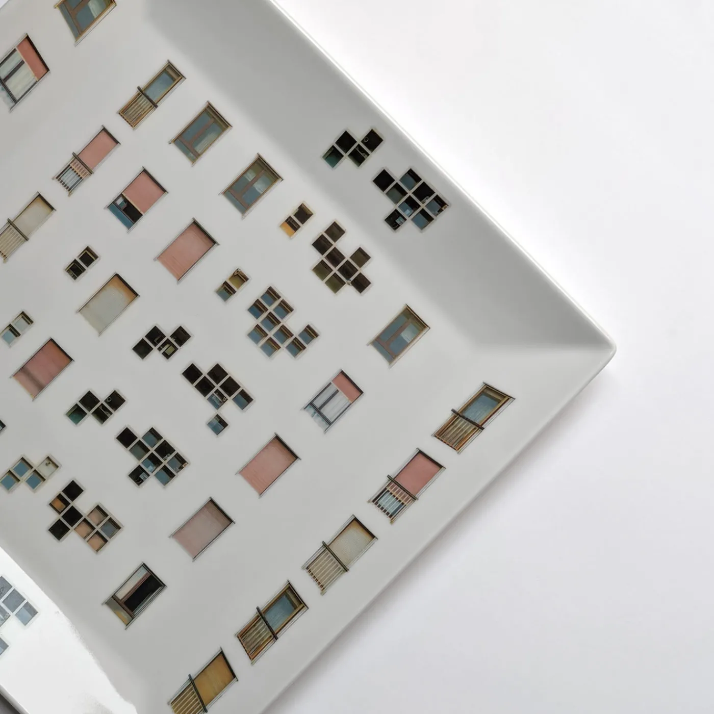 Grand Tour by Vito Nesta La Finestra Sul Cortile Videopoche quadrata grande in porcellana #2> Svuotatasche