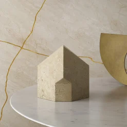 Salvatori La scultura in travertino Petra di Patricia Urquiol di Village-Kore><noscript><img width=