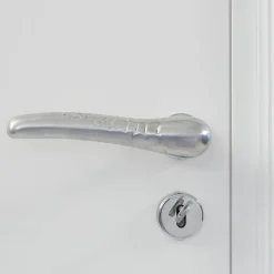 NIVA Design Maniglia in alluminio Scaglie di Nicole Valenti> Maniglie