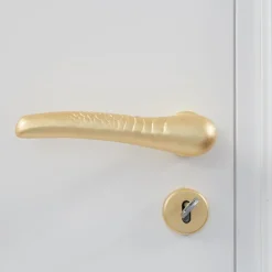 NIVA Design Maniglia Scaglie Gold di Nicole Valenti><noscript><img width=