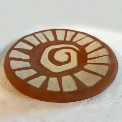 Giovanna La Falce Piatto decorativo in ceramica marrone Eng 1 Terra> Piatti Decorativi