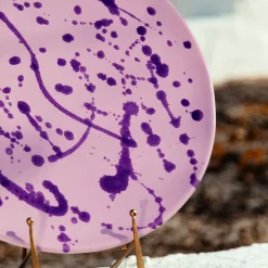 Carola fra i Trulli Piatto decorativo in ceramica lilla e viola><noscript><img width=